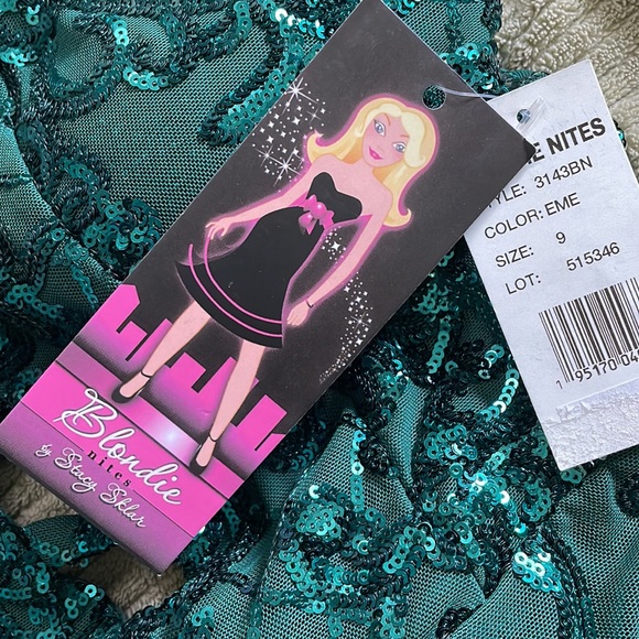 Junior’s Emerald Sequin Dress - Picture 4 of 7